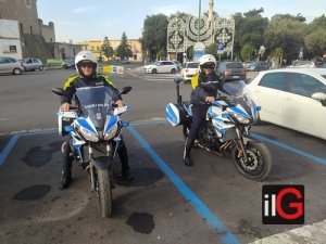 Due agenti motociclisti, Camassa e Rolli, mentre svolgono il loro servizio a bordo di fiammanti motociclette
