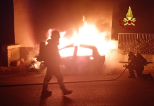 Incendio nella notte: a fuoco una Grande Punto