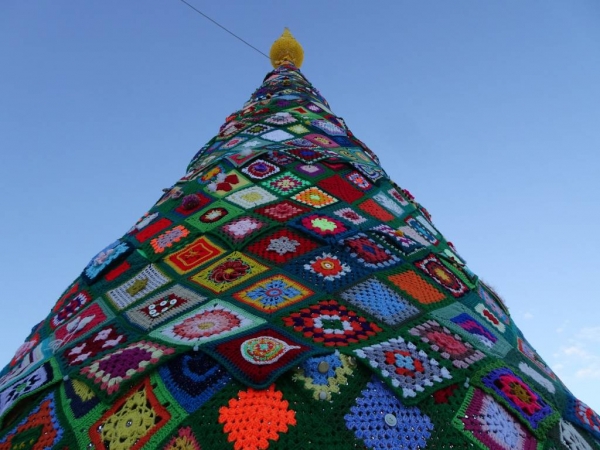 L’albero di Natale all’uncinetto, l’iniziativa della Parrocchia “Mater Domini” in collaborazione col Comune di Mesagne