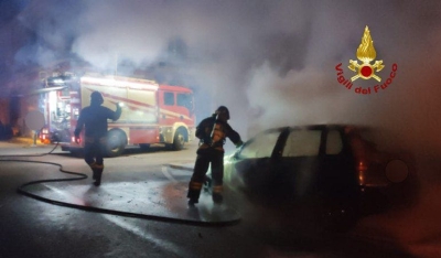 Notte di fuoco a Brindisi: fiamme in via Favia distruggono auto e scooter, condominio sfiorato dai danni