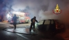 Notte di fuoco a Brindisi: fiamme in via Favia distruggono auto e scooter, condominio sfiorato dai danni