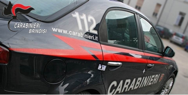 Alla vista dei Carabinieri getta dal finestrino dell’auto 4 involucri con 17 grammi di marijuana, arrestato