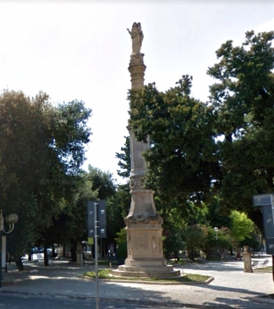 “A. a. a. cercasi finanziatore per restaurare la colonna votiva della villa comunale di Mesagne”